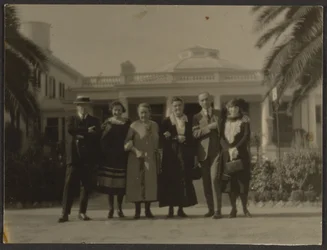 [Retrato de grupo no exterior do edifício].