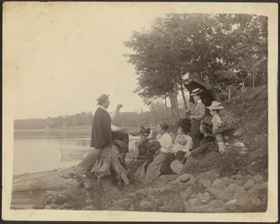 [Retrato de grupo junto ao lago]