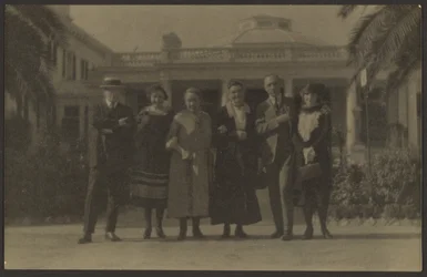 [Retrato de grupo em frente a um edifício público].
