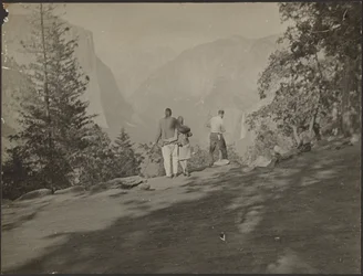 [Grupo de caminhantes a olhar para a vista].