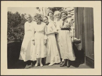 Grupo de mulheres numa varanda