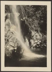 [Paisagem com cascata].