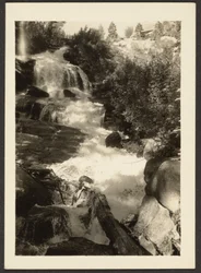 [Paisagem com cascata].