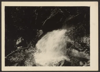 [Paisagem com cascata].