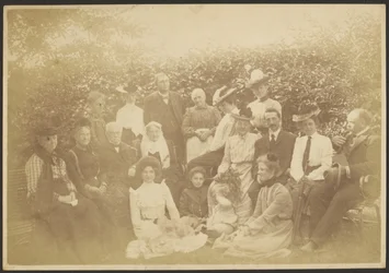 [Grande retrato de família em grupo]
