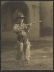 [Menino com roupa de cowboy].