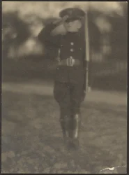 [Rapazinho de uniforme]