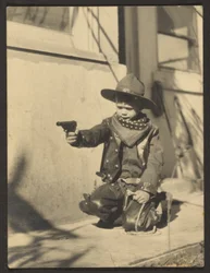[Rapazinho com roupa de cowboy]