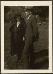 [Homem e mulher de pé na relva].