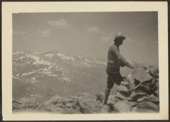 [Homem em paisagem montanhosa].