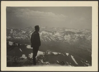 Homem em paisagem montanhosa