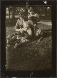 [Homem com crianças e cachorros no pátio].