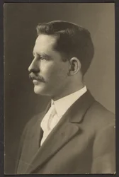 [Homem de gravata branca].