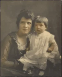 [Mãe e filho com vestido branco]