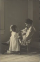 [Mãe na cadeira de baloiço com crianças].