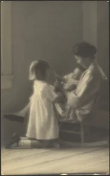 [Mãe na cadeira de baloiço com crianças].