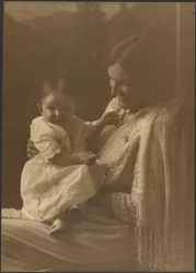 [Mãe com xaile e bebé]