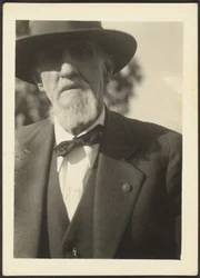 Homem idoso com laço