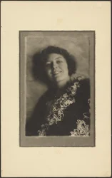 [Fotografia de um retrato de uma mulher com efeito de luz]