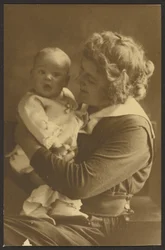[Retrato de uma mãe a sorrir para um filho]