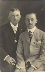 [Retrato de dois homens com acessórios de fato]