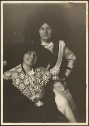 [Retrato de duas mulheres com trajes ornamentados]