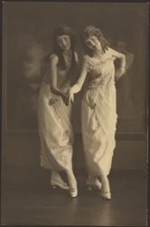 [Retrato de duas jovens com vestidos a condizer].