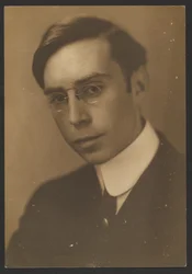 Retrato de um jovem com pince-nez