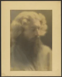 [Retrato de um homem barbudo numa luz brilhante].