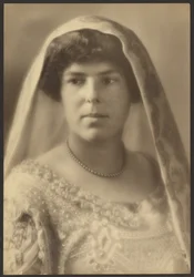 [Retrato de uma noiva com vestido de contas].