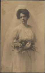 [Retrato de uma noiva com bouquet].
