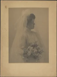 [Retrato de uma noiva com bouquet].
