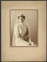 [Retrato de uma noiva com flores de laranjeira]