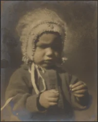 [Retrato de uma criança que usa um gorro]