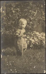 [Retrato de uma criança no jardim].