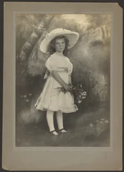 [Retrato de uma rapariga com flores perante um cenário pintado]