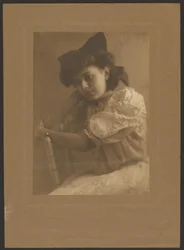 [Retrato de uma rapariga com um grande laço].