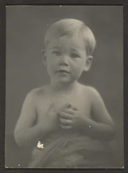 Retrato de um menino pequeno em tecido drapeado