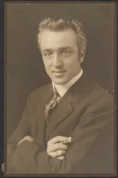 [Retrato de um homem a segurar um charuto].