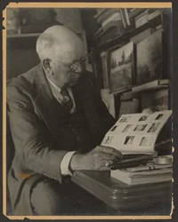 [Retrato de um homem a ler uma revista]