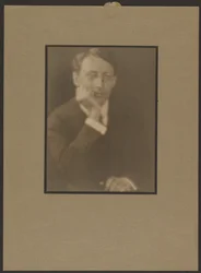 [Retrato de um homem com o queixo apoiado na mão]