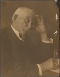 [Retrato de um homem sentado à secretária].