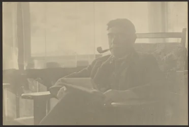 [Retrato de um homem a fumar cachimbo].
