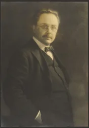 [Retrato de um homem de pé, com a mão no bolso]
