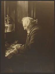 [Retrato de um homem a trabalhar à secretária].