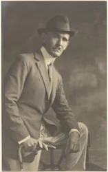 [Retrato de um homem com bengala e luvas].