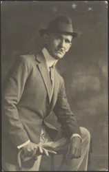 [Retrato de um homem com bengala e luvas].
