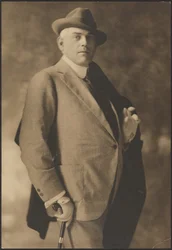 [Retrato de um homem com bengala e luvas].