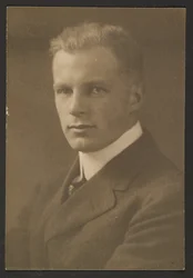 [Retrato de um homem com corte à escovinha].
