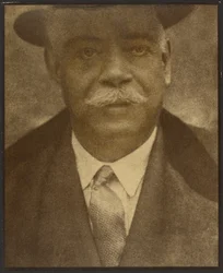 [Retrato de um homem com a aba do chapéu]